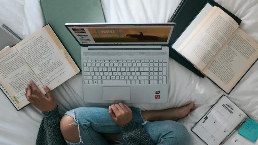 Consejos para usar cómodamente la computadora portátil en la cama