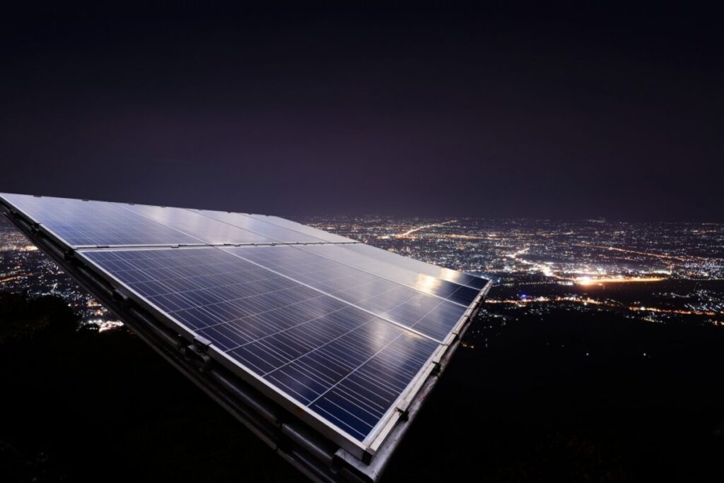 Los paneles solares funcionan de noche