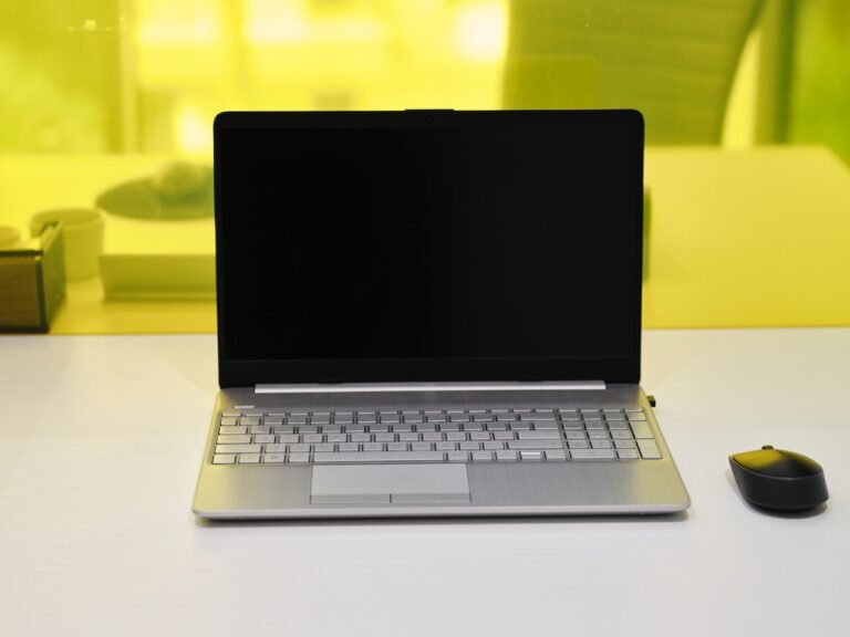 Por qué mi computadora portátil hace ruido estático