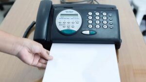 ¿Qué es una máquina de fax y cómo funciona?